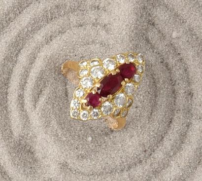 Marquise ring in 750e gold with three oval...