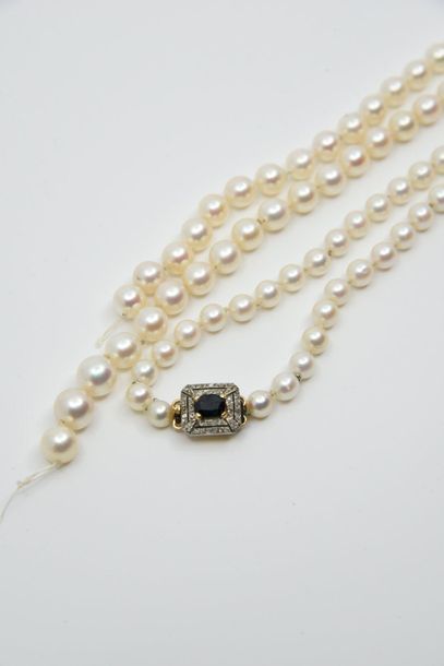 null Long necklace of falling cultured pearls (to be re-strung), the 750th gold clasp...
