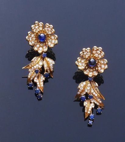 BOUCHERON. 
Pair of flower ear clips in 750e gold they are entirely paved with brilliant-cut...