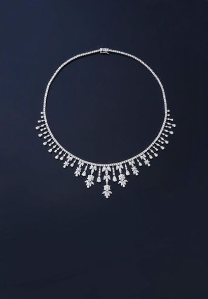 null Delicate necklace in 750th white gold, composed of a line of diamonds supporting...