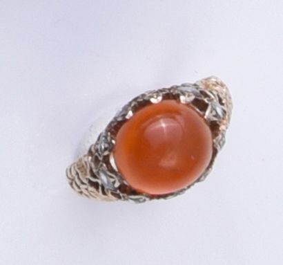 Ring in 585e gold, adorned with a carnelian...