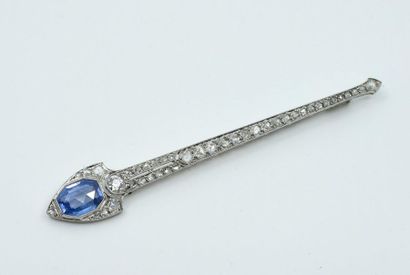 null Brooch barrette brooch in platinum 850e, decorated with an octagonal facetted...