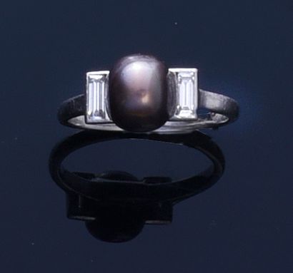 Platinum ring decorated with a grey-brown...