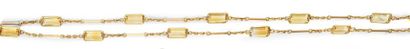 null Long necklace in 750e gold decorated with emerald cut citrine in closed setting.
L.:...