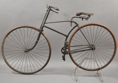 null Vélo de marque Singer de 1889, cadre droit avec une selle suspendue.