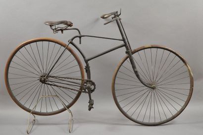 null Singer bike from 1889, straight frame with suspended saddle.