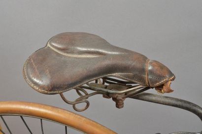 null Vélo de marque Singer de 1889, cadre droit avec une selle suspendue.