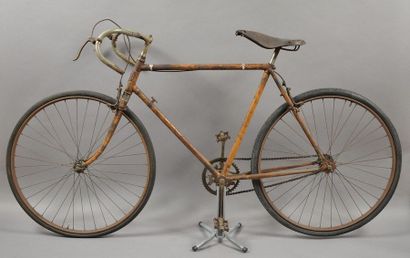 null Vélo de la marque Peugeot. Vers 1910. Le pédalier, la plaque et les accessoires...
