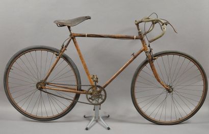 null Vélo de la marque Peugeot. Vers 1910. Le pédalier, la plaque et les accessoires...