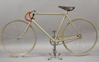 null Louis Hoffbourg. Pistard Parisien, son vélo de marque Bastide de 1930 avec un...
