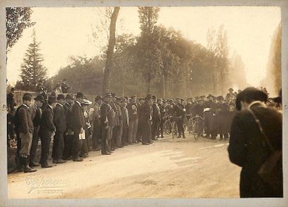 null Ensemble de 2 photos originales de Bordeaux-Paris 1903. Contrecollées sur carton....