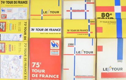 null Collection de 46 livres de Route du Tour de France entre 1954 et 2006. Toutes...