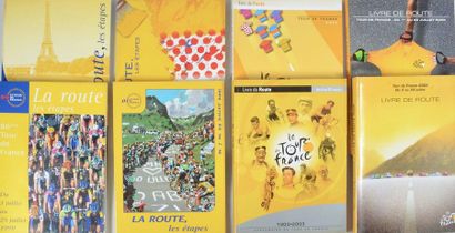 null Collection de 46 livres de Route du Tour de France entre 1954 et 2006. Toutes...