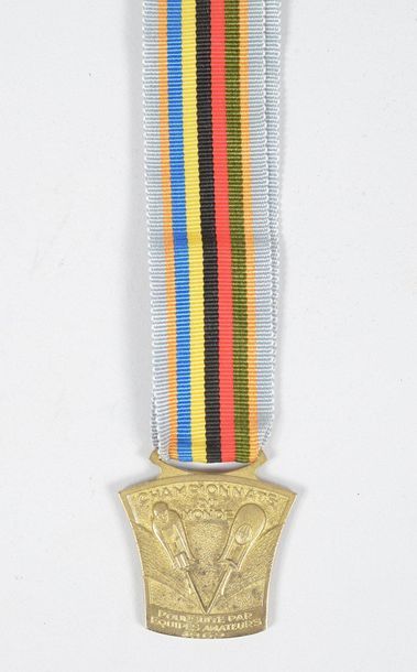 null Médaille de bronze des Championnats du Monde 1969 de poursuite par équipes amateurs,...