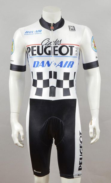null Combinaison portée sur le Tour de Grande-Bretagne par l'équipe Peugeot, spécialement...