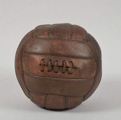 null Leather ball 18 panels with laces. Circa 1930. Diameter 20 cm. Good conditi...