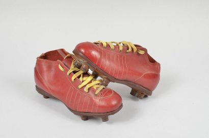 null Paire de chaussures en cuir rouge à 6 crampons cuir. Vers 1930. Pointure 6....