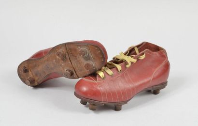 null Paire de chaussures en cuir rouge à 6 crampons cuir. Vers 1930. Pointure 6....