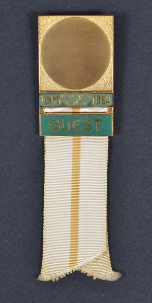 null TOKYO 1964. Badge officiel "Guest" avec son ruban pour les Jeux d'été de Tokyo....