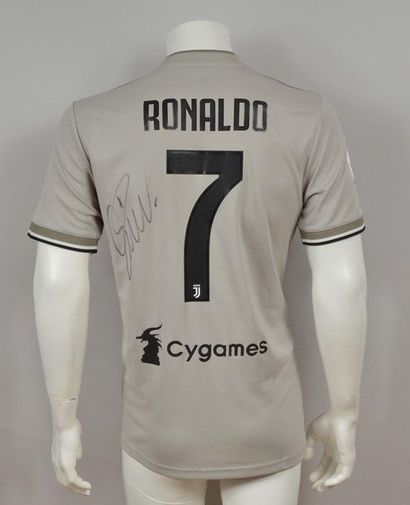 null Cristiano Ronaldo. Replica jersey N°7 with authentic signature on the back,...