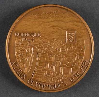 null GRENOBLE 1968. Médaille officielle de participant. En bronze. Graveur Coeffin....