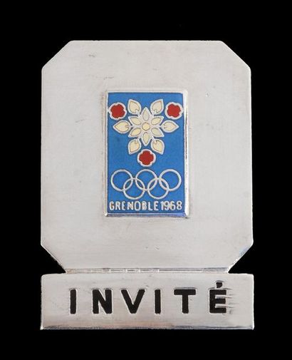 null GRENOBLE 1968. Badge "Invité". Bronze chromé et émaillé. Dim. 37x52 mm. Guest...