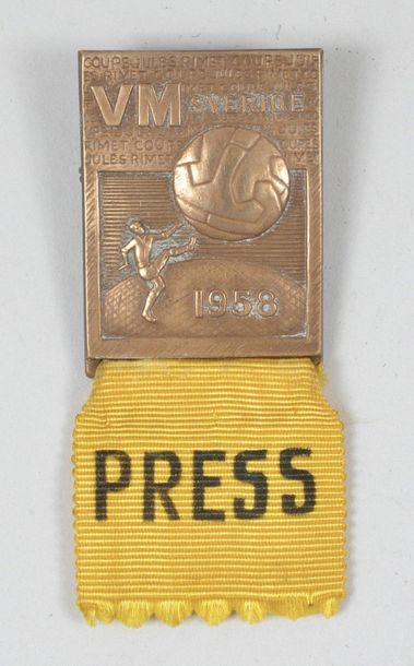 null Press badge and a bronze plaque of the 1958 World Cup in Sweden. Henri Guérin...