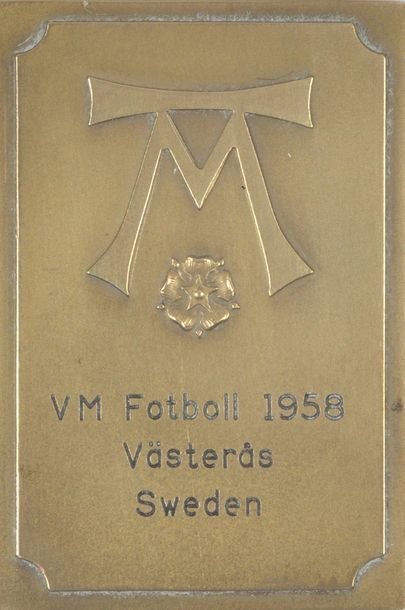 null Badge presse et une plaquette en bronze de la Coupe du Monde 1958 en Suède....