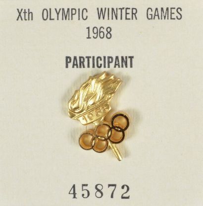 null GRENOBLE 1968. Ensemble comportant un pin's de participant en métal doré (14x19...