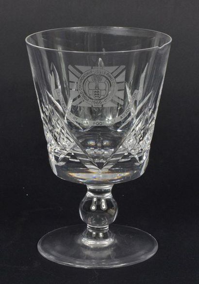 null Set of 2 crystal glasses with the effigy of the 1966 World Cup in England. Height...
