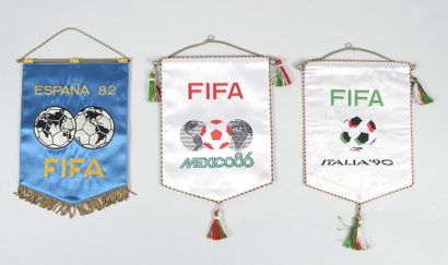 null Ensemble de 3 fanions officiels brodés pour les Coupes du Monde 1982-1986 et...