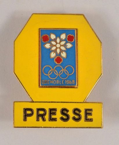 null GRENOBLE 1968. Badge presse doré, émaillé jaune. Dim 35x45 mm. Par Arthus Bertrand....