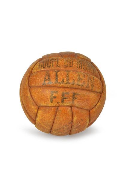 null Leather ball 18 panels of the brand Allen. Official model World Cup FFF used...