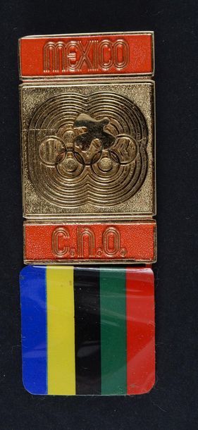 null MEXICO 1968. Badge officiel CNO (Comité National Olympique). En métal doré avec...