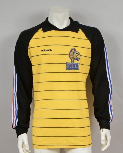 null Maillot N°1 de l'équipe de France pour la saison internationale 1984. Compétition...