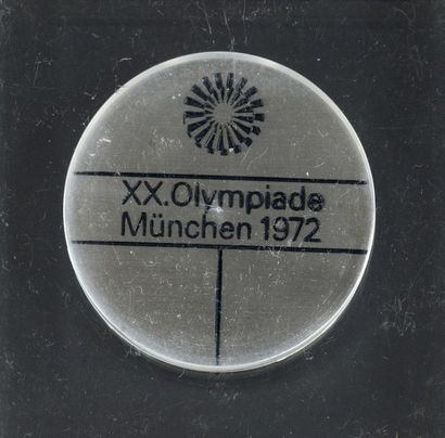 null MUNICH 1972. Médaille officielle de participant. En acier par F. König. Diamètre...