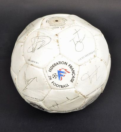 null Ballon de la Fe?de?ration Franc?aise de Football avec les signatures originales...