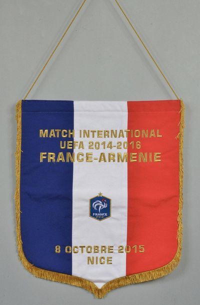 null Fanion officiel brodé de l'équipe de France pour la rencontre amicale face à...
