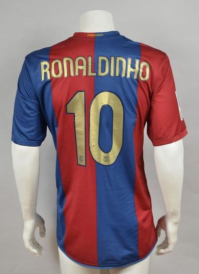 null Ronaldinho. Maillot N°10 du Barcelone FC pour la rencontre du Championnat d'Espagne...