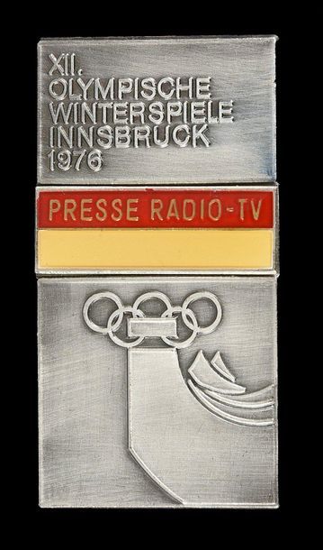 null INNSBRUCK 1976. Ensemble de 2 badges officiels. "Press Radio TV". En bronze...