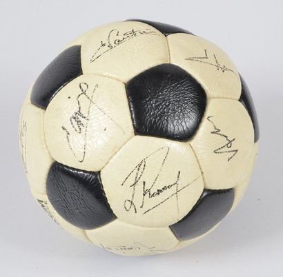 null St. Stephen's. Leather ball with the authentic signatures of the players of...