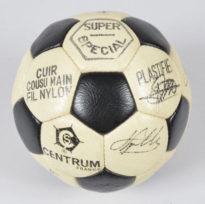 null St. Stephen's. Leather ball with the authentic signatures of the players of...