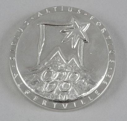 null ALBERTVILLE 1992. Médaille officielle de participant. En acier chromé par R.Mayot....