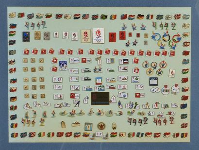 null ALBERTVILLE 1992. Cadre contenant environ 220 pin's sur les XVIème Jeux Olympiques...