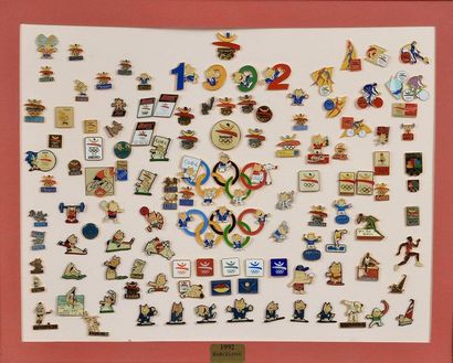 null BARCELONE 1992. Cadre contenant environ 120 pin's sur les Jeux Olympiques d'été....