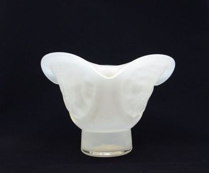 null Jean Dessès - "That of" - (1957) 

Bowl in white opalescent blown glass moulded...
