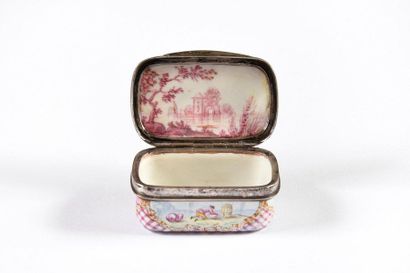 null Shepherds, circa 1780-1790
Very small porcelain box painted on the lid of a...