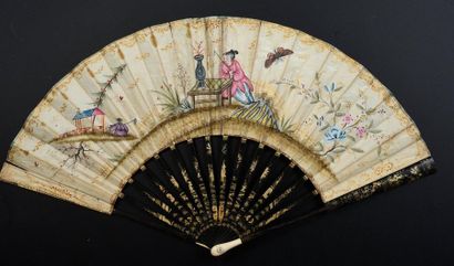 null Papillon, vers 1780-1790
Éventail plié, la feuille double en papier peint dans...