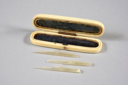 null "Token of my esteem", 18th century Oblong ivory
box*, with toothpicks. The lid...