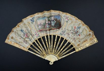 null Costume régional, vers 1770-1780
Éventail plié, la feuille en soie peinte de...